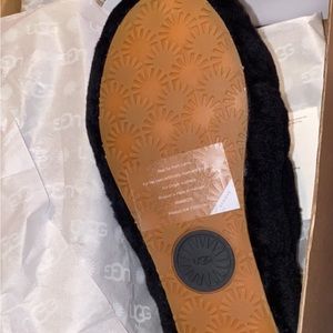 Never worn Ugg Fluff yea slides